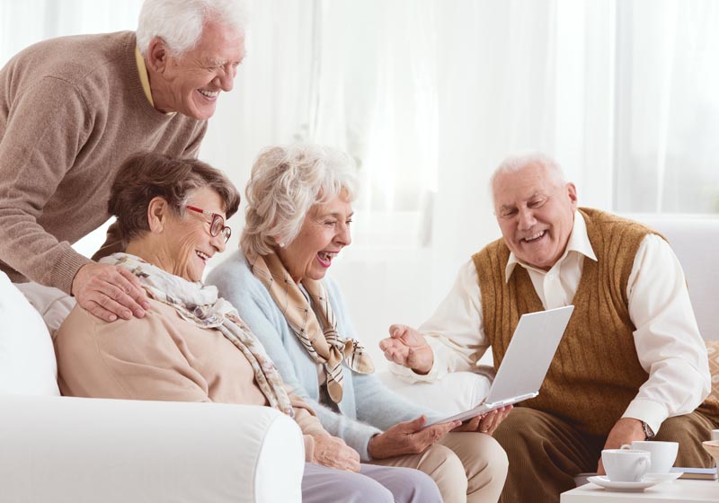 Eine Gruppe älterer Menschen die sich freuen